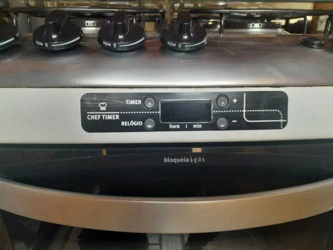 Fogao usado Eletrolux, funcionando tudo acompanha o rodigio nos pes.