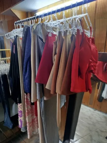 Pra sair rápido abaixei Fundo loja de roupas  feminina.  Completa no precinho