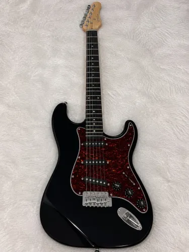 GUITARRA NOVA - Memphis Tagima modelo MG 30 Stratocaster