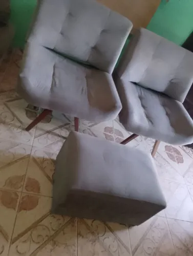 Duas poltronas e um puff