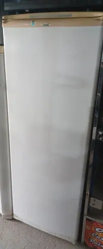 Geladeira consul branca, com 1 porta, em bom estado.