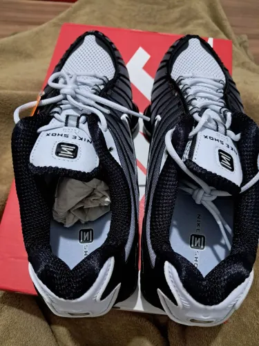 Nike shox preto e branco n40