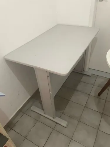 Mesa de escritório sem gaveta.
