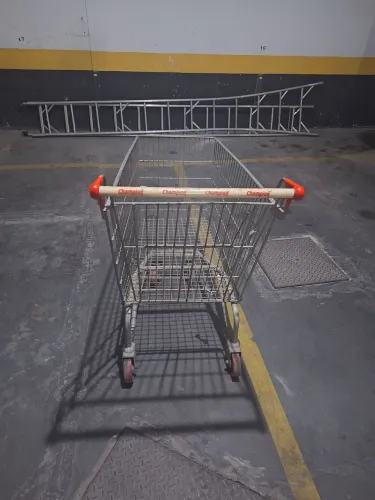 VENDE-SE UM CARRINHO PARA COMPRAS DE SUPERMERCADO