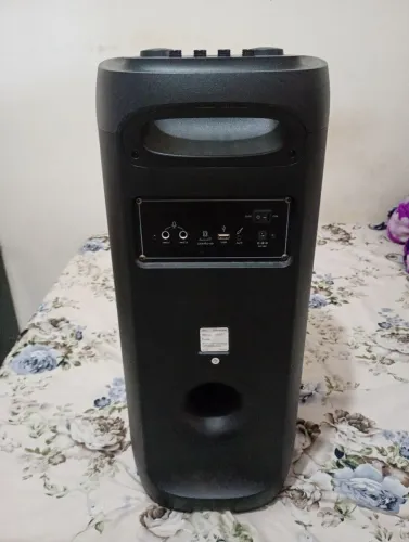 Vendo caixa de som Bluetooth 1000 whats valor 700 reia.