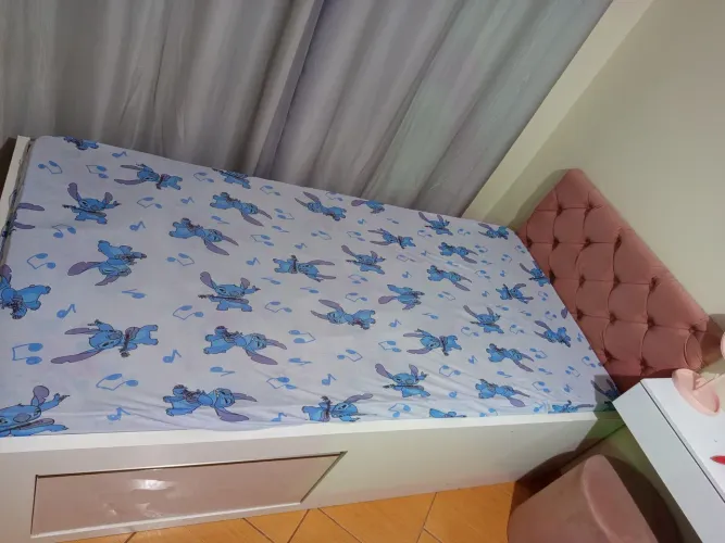 Cama de solteiro com colchão e cabeceira
