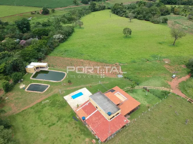 Chácara com Benfeitorias, Represas e Córrego à Venda em Nerópolis