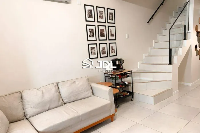 Excelente Sobrado no Bairro Velha em Rua sem saída! 2 suítes e 2 vagas, 99 m² por R$ 420.0