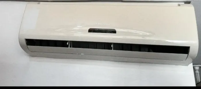 Vendo Ar Condicionado 24 BTUs Eletrolux, mesa de escritório, arquivos em aço 4 gavetas.