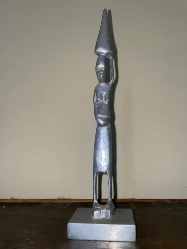 Escultura de metal
