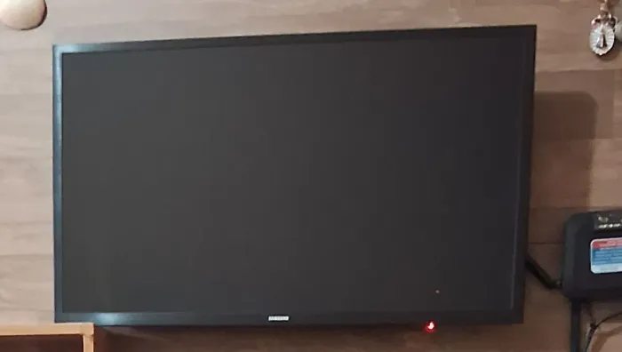 Vendo TV 32 polegadas marca Samsung semi nova
