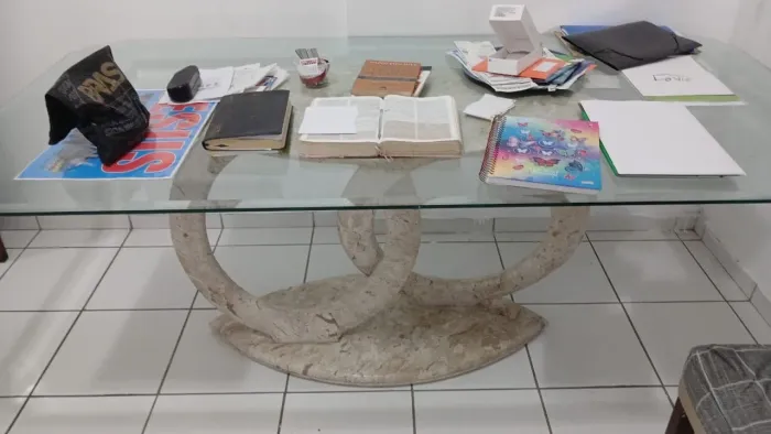 Mesa de vidro com pé de mármore - 6 lugares