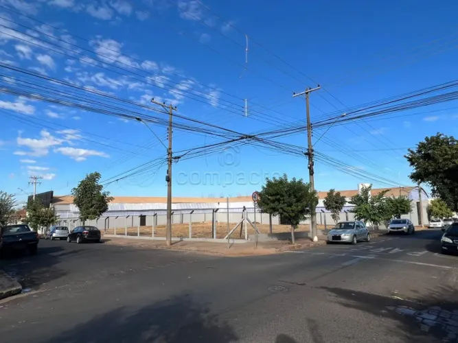 Barracão Comercial em Mirassol medindo 2.118m² de área útil.