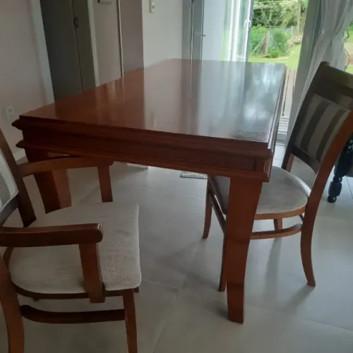 Belo conjunto de mesa com 8 cadeiras de madeira.