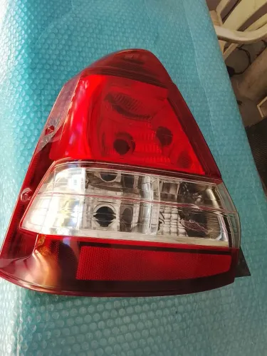 Lanterna de Etios sedan L esq