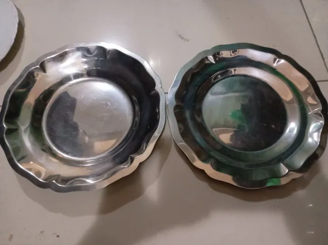 2 pratos inox sendo um raso e um fundo