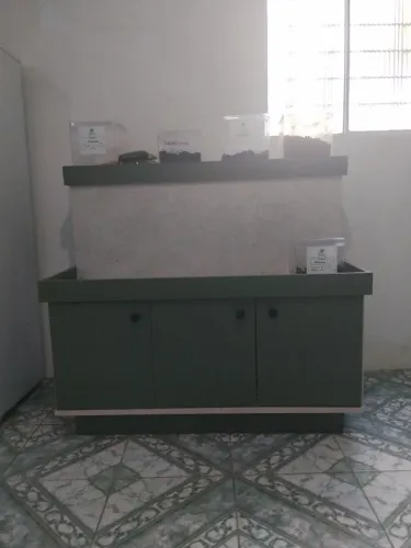 Olha para cozinha, armário 