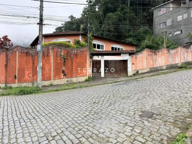 Casa à venda, 2 quartos, 3 suítes, 4 vagas, Agriões - Teresópolis/RJ