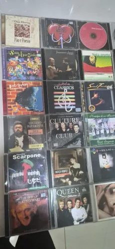 Vendo Coleção de CDS - temas diversos, são mais de 100 unidades - somente venda
