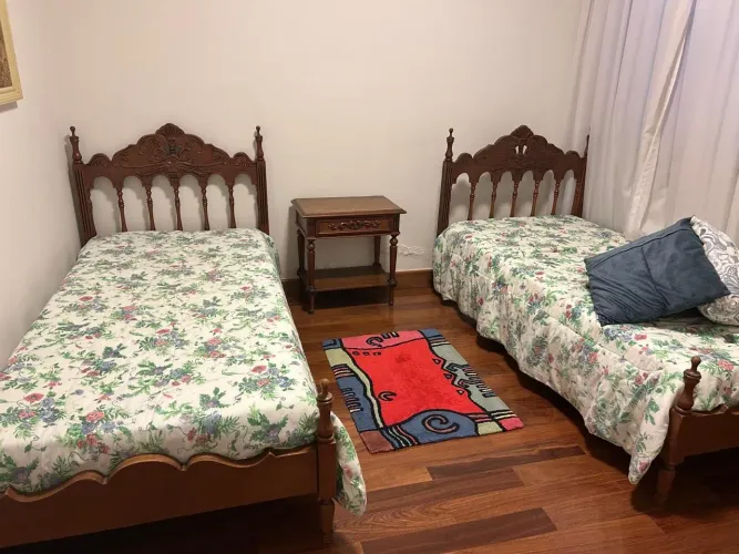 Cama de solteiro em cerejeira, encalhadas à mão.