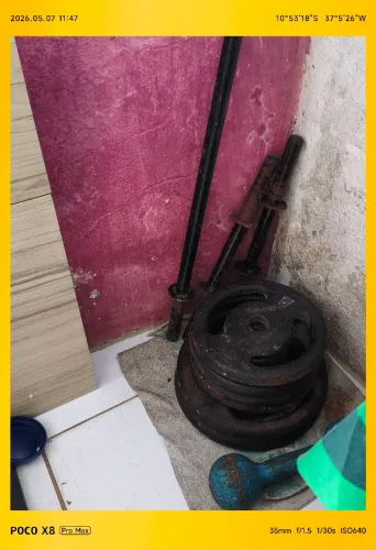 Vendo 40 de anilhas uma barra reta e dois halteres