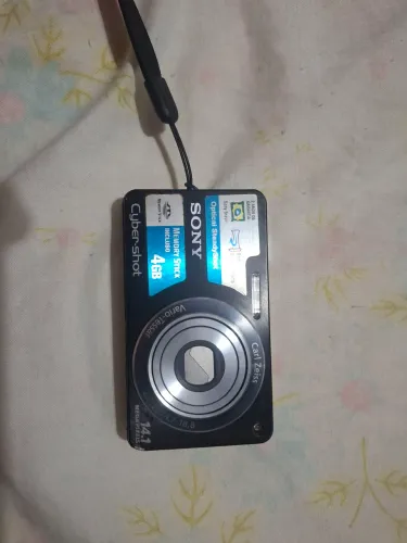 Câmera fotográfica Sony com memória stock inclusa 4gb  mega pixels 14.1