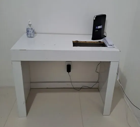 Mesa com gaveta para doação