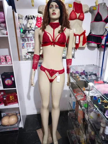 Vendo manequim com base de ferro e peruca 