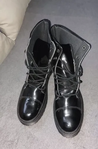 Bota de Vinil Preta Tamanho 40