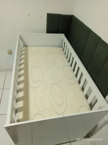 Berço de madeira que vira cama