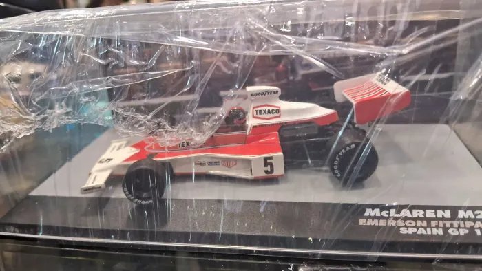 miniatura McLaren M23 #5 escala 1/43 pilotado por Emerson Fittipaldi