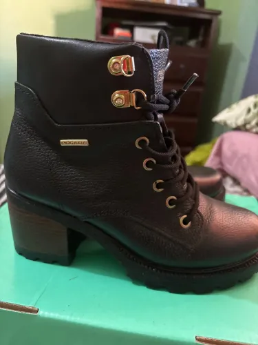 Vendo bota de couro preta de marca tamanho 36