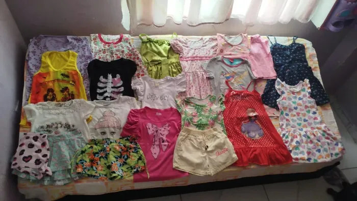 Lote de menina com 20 peças tamanho 6 anos 