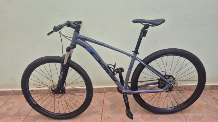 Bicicleta Oggi Hacker HDS Aro 29 2025 - Cinza/Azul - Excelente Estado