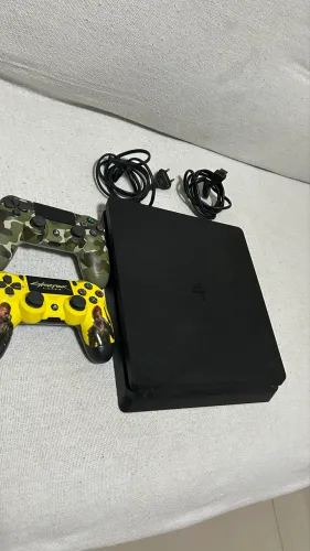 PS4 + 2 Controles | Muito Bem Conservado