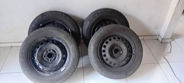 Vendo 4 aros 14 com 4 pneus novos