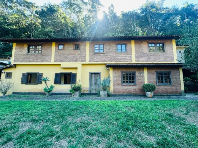 linda casa com vista para o verde