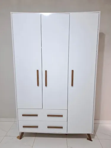Guarda Roupas de 3 Portas com Gaveta e Cabideiro