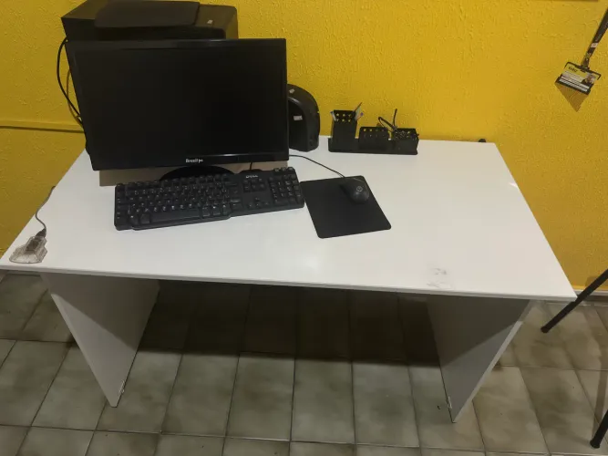 Mesa para escritório mdf branca , barato pra sair logo 