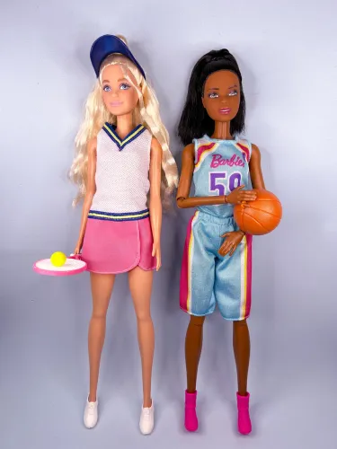 Boneca Barbie Lote com 2 Deluxe Style e Jogadora de Basquete Articulada