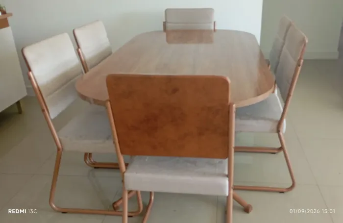 Mesa com 6 cadeiras