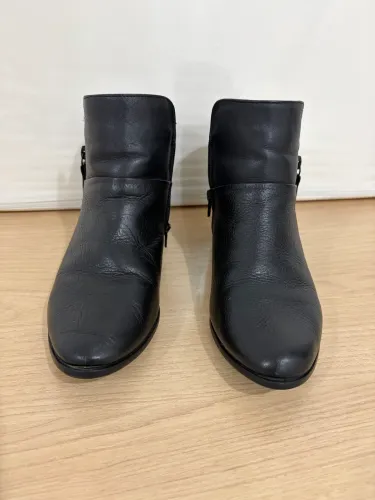 Bota preta cano curto Arezzo em couro