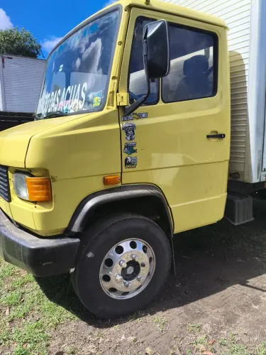 Mercedes 710 ano 2003 amarelo