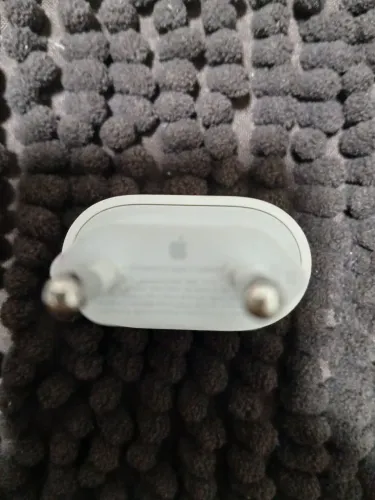 Vende se carregador original de iPhone