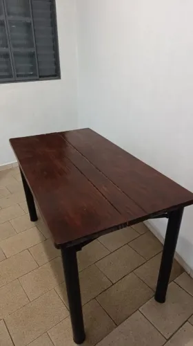 Mesa tampo de madeira fixo e pés de metal