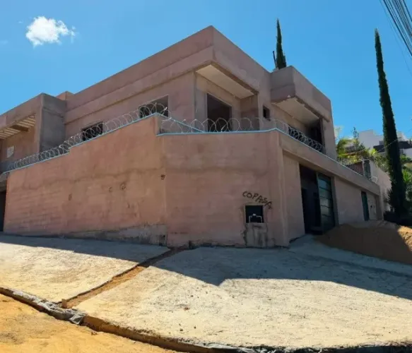 Sobrado de Esquina com Vista para a Serra do Mel - 3 Suítes | Ibituruna