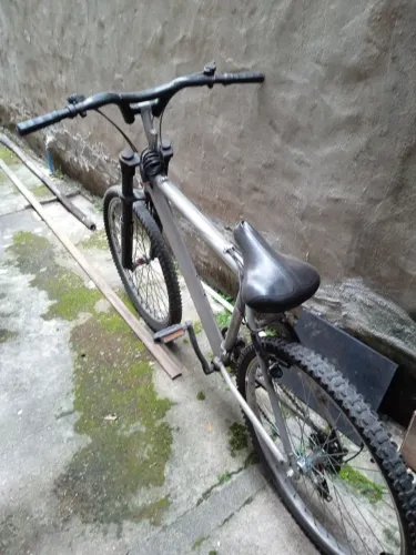 Bicicleta masculina, aluminizada, com marchas, sem carona