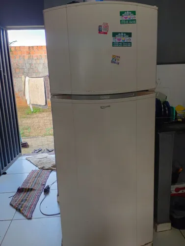 Geladeira Eletrolux 2 portas congelador separado 