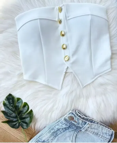 Cropped tomara que caia branco com botões dourados