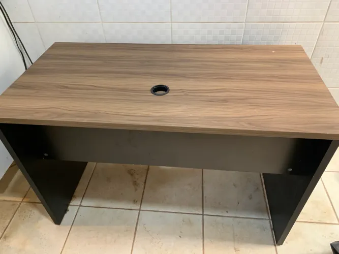 vendo mesa de escritório em MDF cor marrom e preto duas gavetas passa fio computador